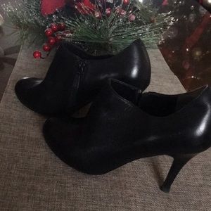 Cole Haan black ankle boots size 6,5. Almost invisible imperfections on hills.